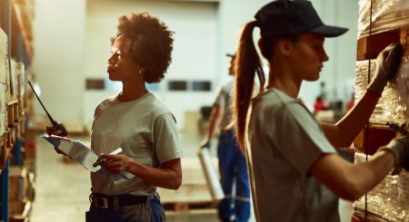 Trabalho aos domingos e feriados: o que diz a lei e o que muda em 2026?