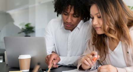 Manual do colaborador: o que é, exemplos e como criar um para sua empresa